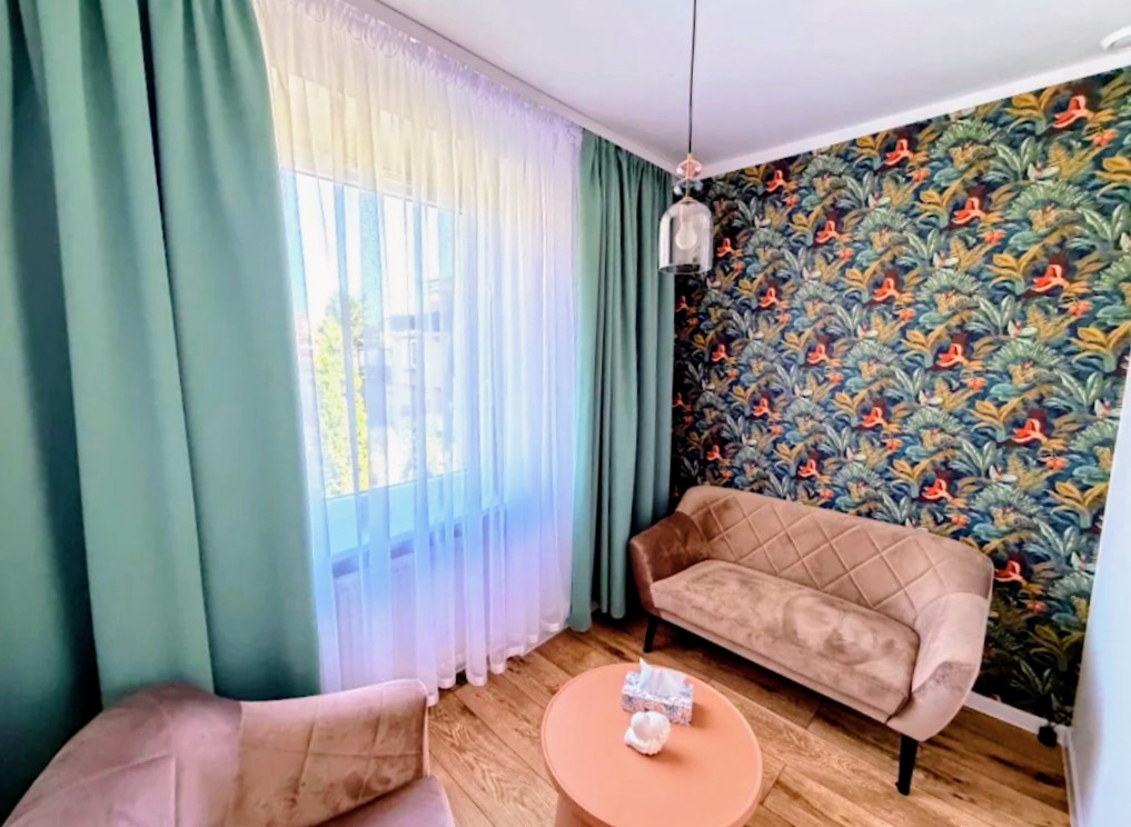 Drugie ujęcie wnętrza gabinetu psychoterapii w Mirkowie